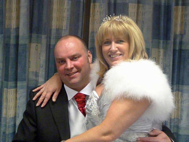 Paul e Debbie na foto do casamento (Foto: Barcroft)
