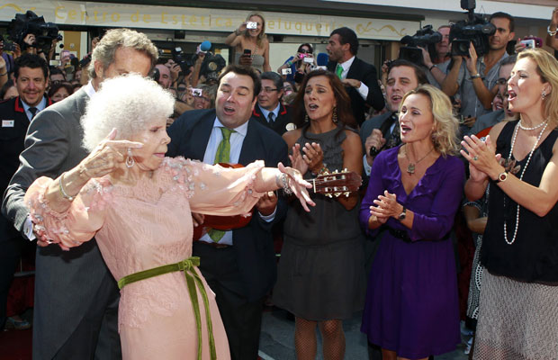 Duquesa de Alba dança flamenco ao lado do novo marido na entrada do palácio (Foto: Javier Diaz/Reuters)