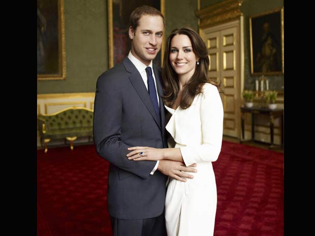 O príncipe William e sua noiva, Kate Middleton, em imagem oficial do dia do noivado