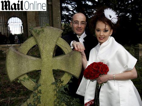 Noivos se casam em cemitério inglês