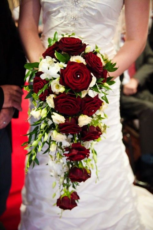 33 Adorable Christmas Wedding Bouquets – Traditional and Not Only | Weddingomania: 